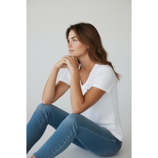 Дамска тениска Skechers, Шпиц деколте, Бяла с малко лого