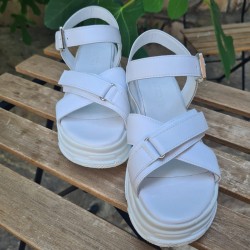 Дамски кожени сандали с висока подметка