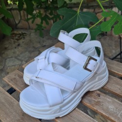 Дамски кожени сандали с висока подметка