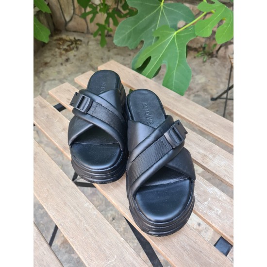 Дамски кожени сандали с дебела подметка