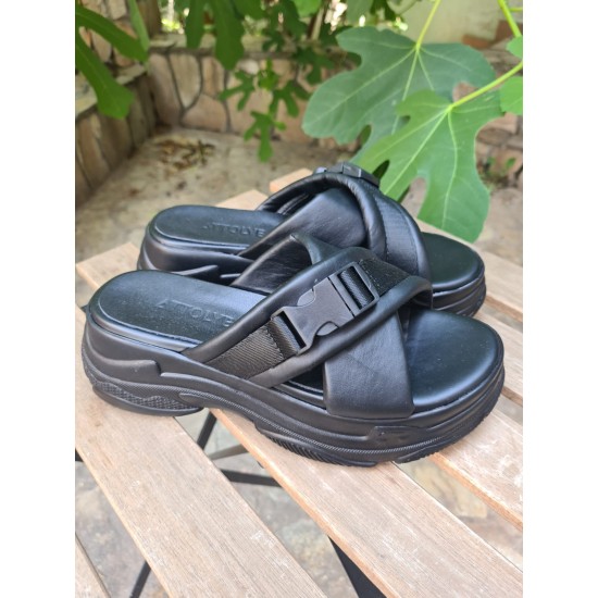 Дамски кожени сандали с дебела подметка