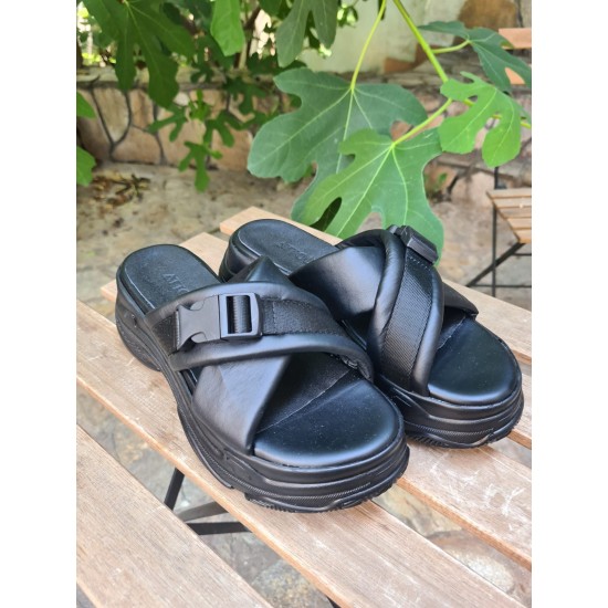 Дамски кожени сандали с дебела подметка