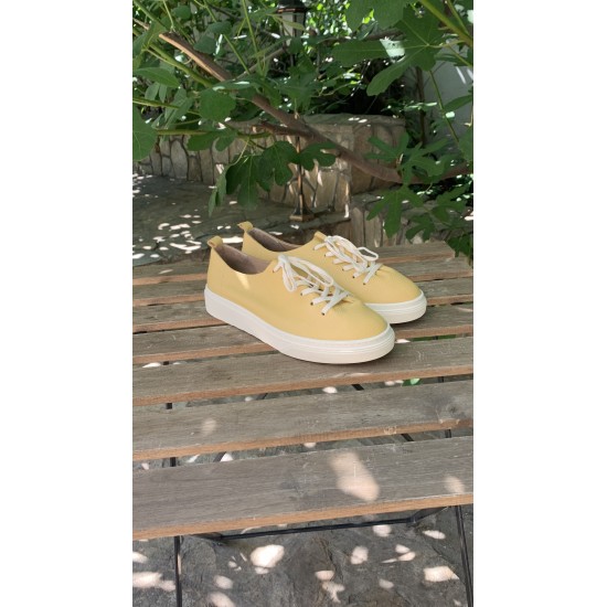 Нежни дамски кецове с нежен дизайн