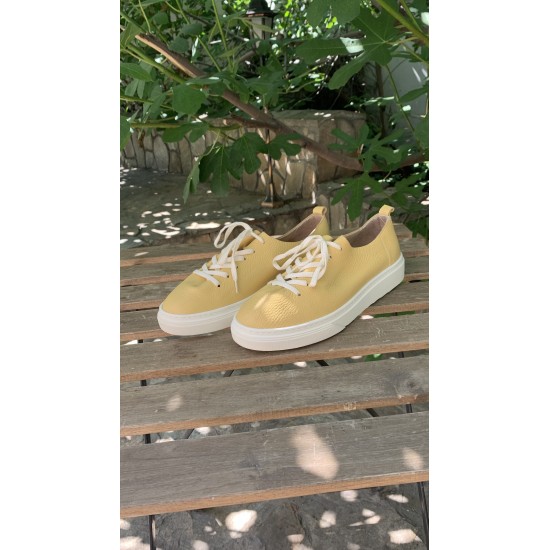 Нежни дамски кецове с нежен дизайн